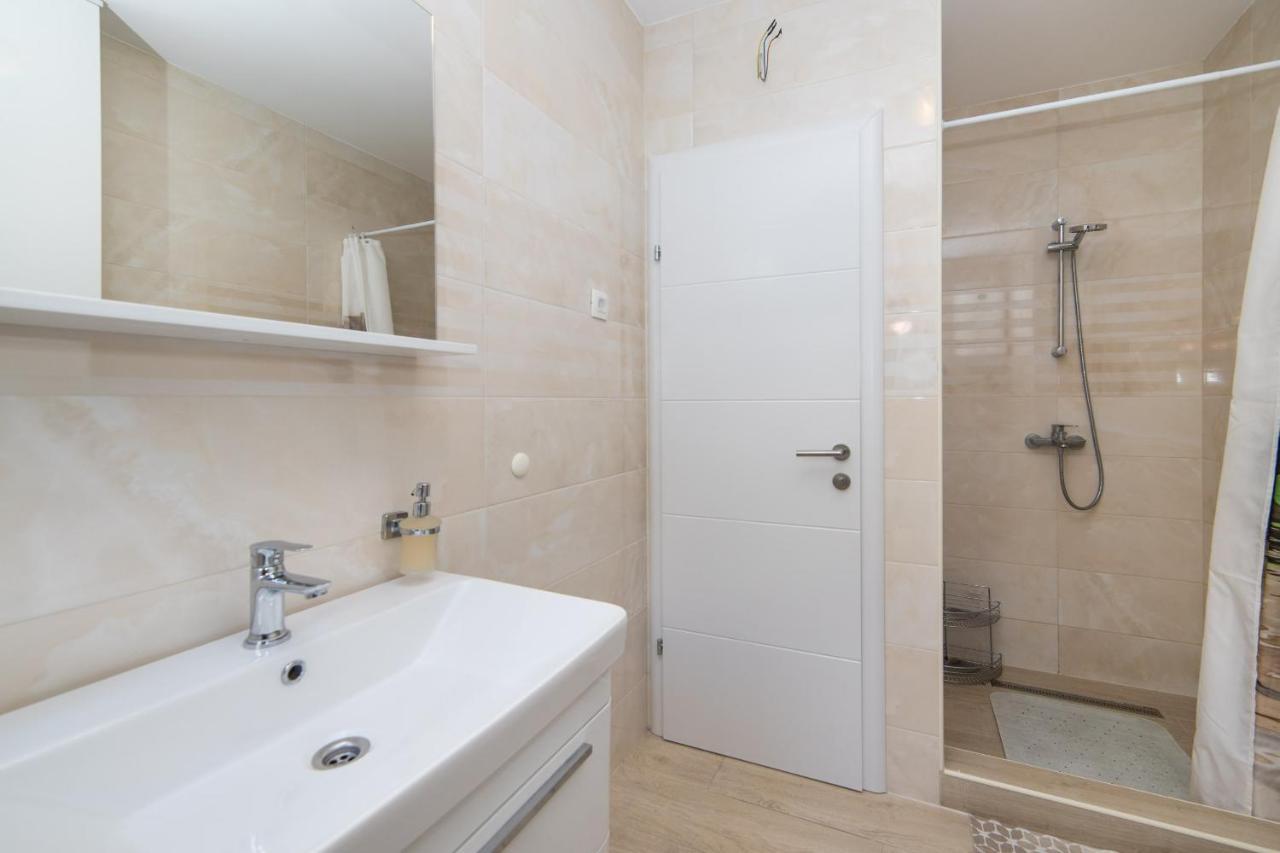 Apartments Crystal Makarska Bagian luar foto
